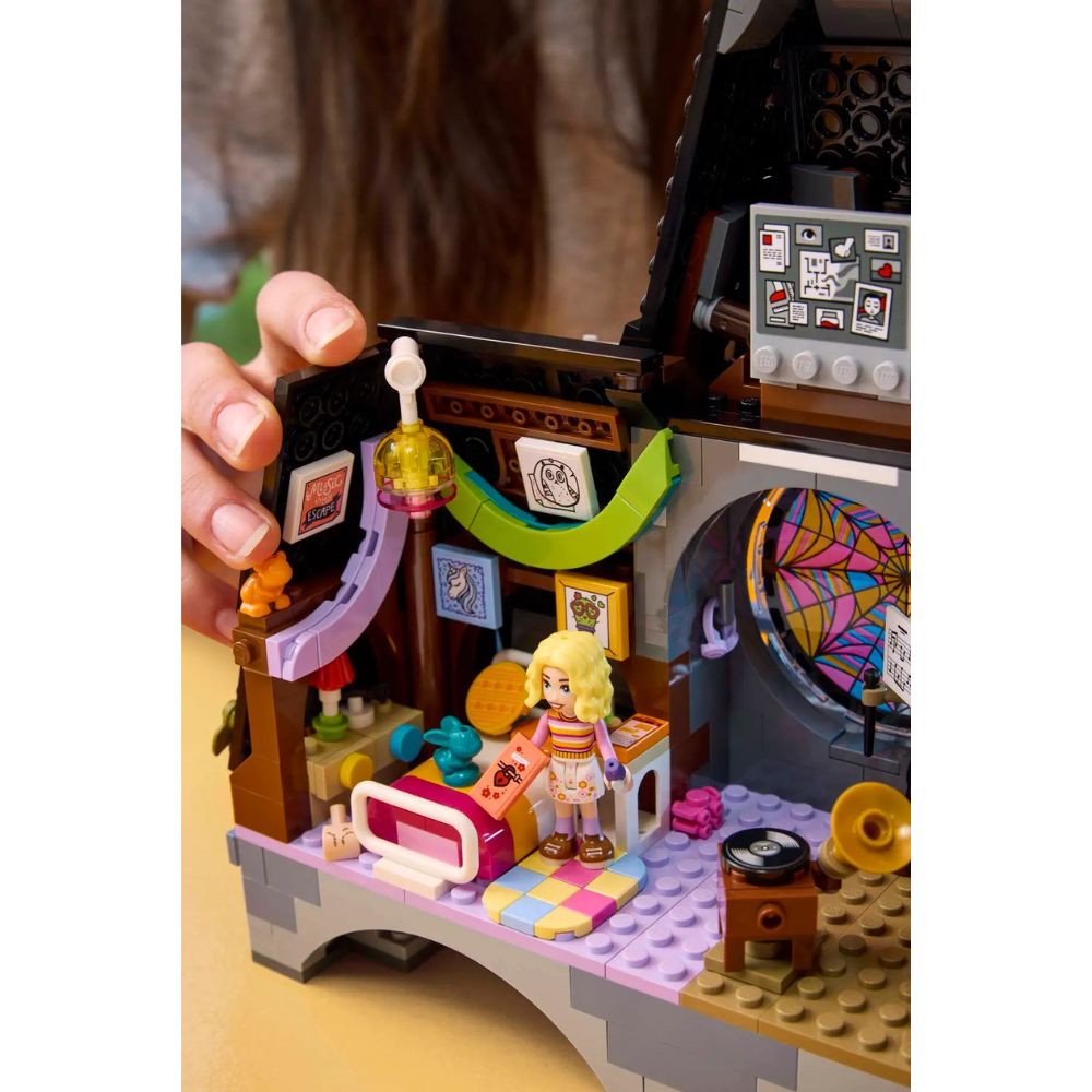 LEGO Wednesday: Wednesday & Enid's Dorm Room 7678 - LEGO